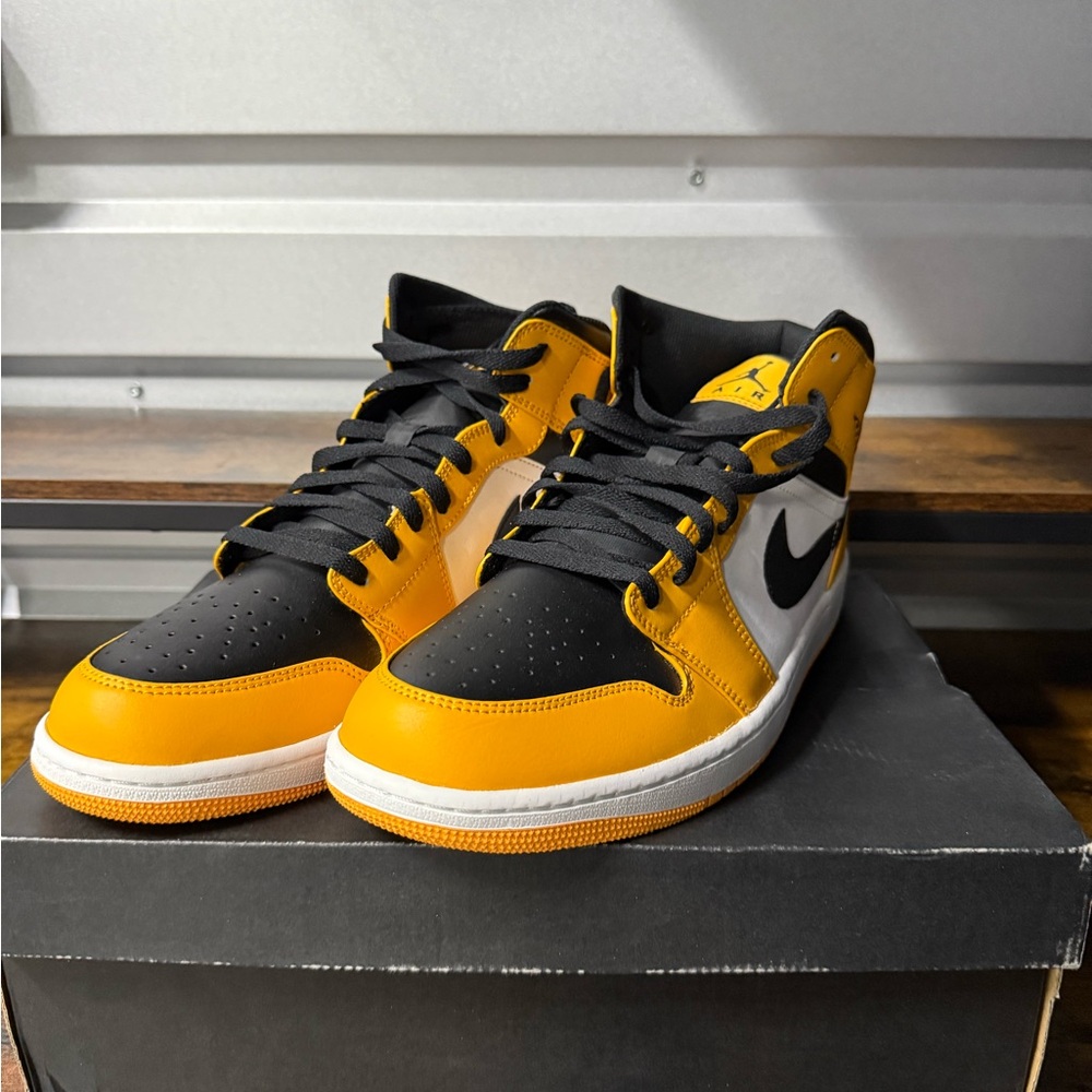 Nike Air Jordan 1 Mid Taxi Yellow Black Athletic Shoes Size 13 Men's 554724-701 - Picture 3 of 7